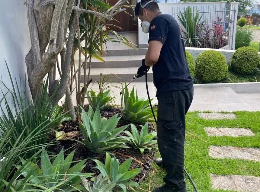 Técnico Cupinsect em atendimento residencial